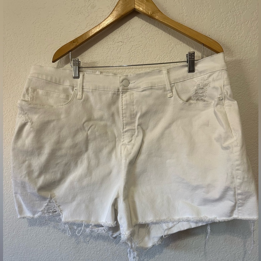Good American Good 90’s White Distressed Denim Shorts - Size 16 NWT